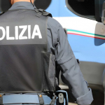 Follia e terrore a Napoli: donna accoltellata su un autobus di linea, sventato il linciaggio dell'aggressore